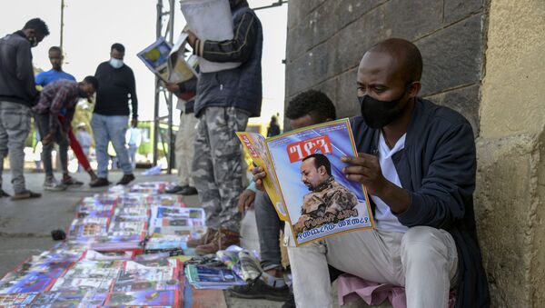 Homem lê reportagem sobre operação militar do governo da Etiópia contra a província de Tigray, na capital etíope Adis Abeba, 7 de novembro de 2020 - Sputnik Brasil