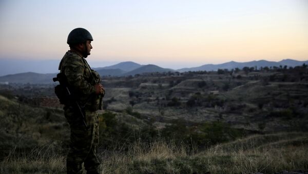 Soldado azeri durante conflito em Nagorno-Karabakh - Sputnik Brasil