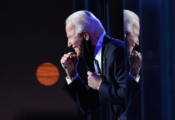 Candidato a presidente dos EUA Joe Biden gesticula para multidão após fazer declarações públicas em Wilmington, EUA - Sputnik Brasil