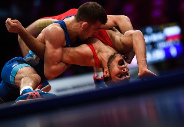Atletas russos de luta greco-romana Anzor Karagulov e Georgy Tibilov se enfrentam durante o Grande Prêmio de Moscou 2020, Rússia - Sputnik Brasil