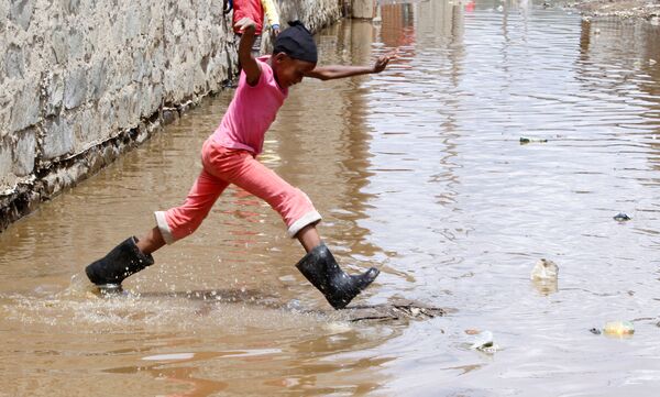 Criança pula na água após inundação no Quênia - Sputnik Brasil
