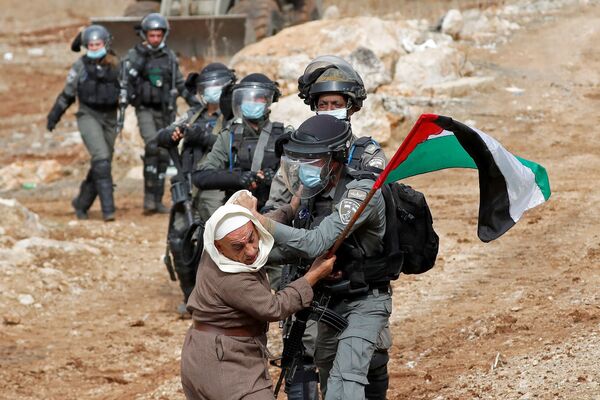 Manifestante palestino em confronto com forças de segurança israelenses durante ato de protesto contra assentamentos judaicos em Beit Dagan - Sputnik Brasil