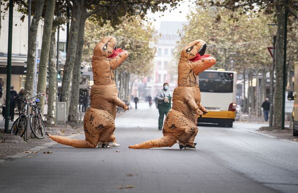 Pessoas fantasiadas de dinossauro atravessam rua em Mainz, Alemanha, marcando o início do carnaval em algumas localidades no país - Sputnik Brasil