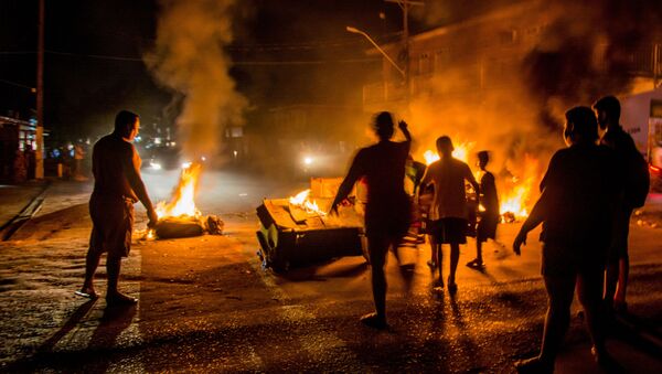 Moradores da capital do Amapá, em Macapá, fazem protestos na noite desta terça-feira, 10, durante apagão que afetou o estado. - Sputnik Brasil