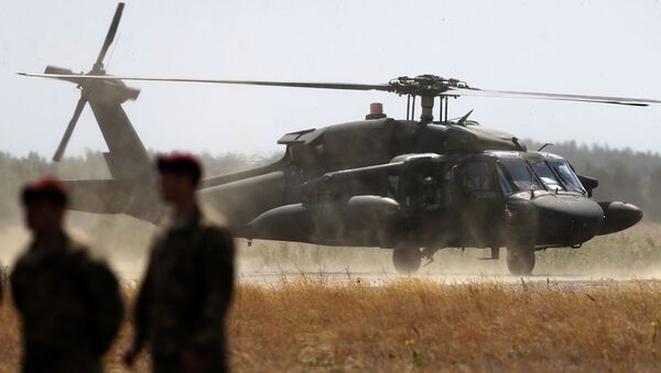 Helicóptero UH-60 Black Hawk dos EUA durante exercícios militares na Lituânia - Sputnik Brasil
