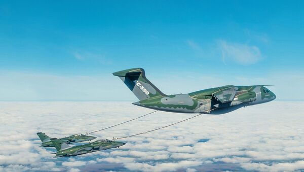 O KC-390 em operação de reabastecimento aéreo durante campanha de testes - Sputnik Brasil