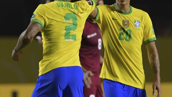 Roberto Firmino (à direita) comemora gol da vitória sobre a Venezuela em partida no estádio do Morumbi - Sputnik Brasil