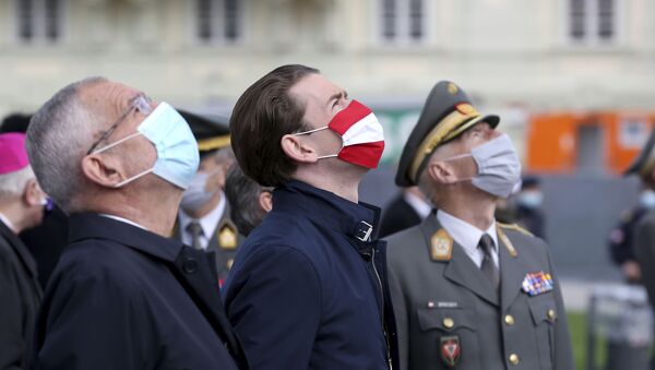 Em Viena, o presidente da Áustria, Alexander Van Der Bellen (à esquerda), o chanceler austríaco, Sebastian Kurz (centro), usam máscaras durantes comemorações de um feriado nacional, em 26 de outubro de 2020 - Sputnik Brasil