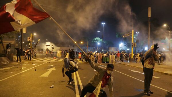 Manifestantes protestam nas ruas de Lima, no Peru - Sputnik Brasil