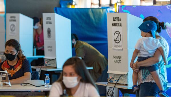 Em Curitiba, no clube Duque de Caxias, eleitores e mesários são vistos usando máscaras contra a COVID-19 durante as eleições municipais de 2020, em 15 de novembro de 2020 - Sputnik Brasil