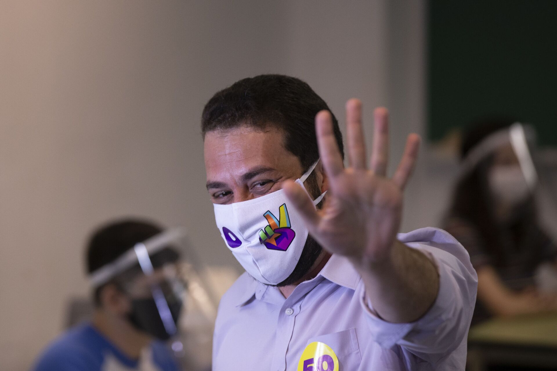 Em São Paulo, o candidato a prefeito, Guilherme Boulos (PSOL), vota na PUC, de máscara devido à pandemia COVID-19, em 15 de novembro de 2020 - Sputnik Brasil, 1920, 06.12.2021
