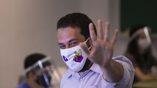Em São Paulo, o candidato a prefeito, Guilherme Boulos (PSOL), vota na PUC, de máscara devido à pandemia COVID-19, em 15 de novembro de 2020 - Sputnik Brasil