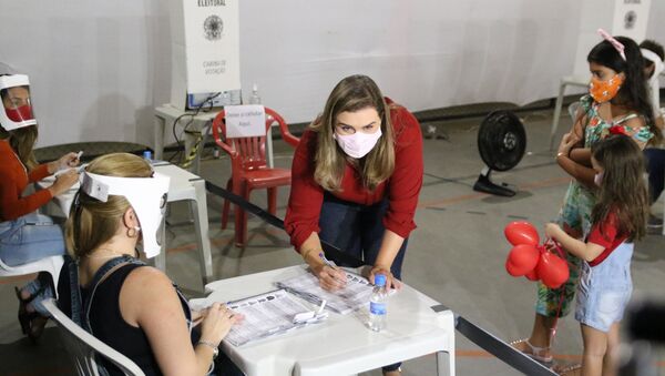 Em Recife, a candidata Marília Arraes (PT), vota de máscara em meio à pandemia da COVID-19, durante as eleições municipais de 2020, em 15 de novembro de 2020 - Sputnik Brasil