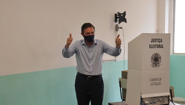 No Rio de Janeiro, o prefeito e candidato à reeleição, Marcelo Crivella (Republicanos), vota de máscara, em meio à pandemia da COVID-19, durante as eleições municipais, em 15 de novembro de 2020 - Sputnik Brasil