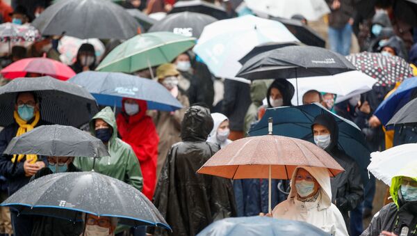 Pessoas em Paris usando máscaras durante a segunda onda do coronavírus - Sputnik Brasil
