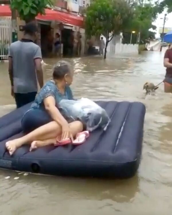 Mulher é evacuada em colchão de ar em meio à inundação, evocada pelo furacão Iota em Cartagena, Colômbia. - Sputnik Brasil