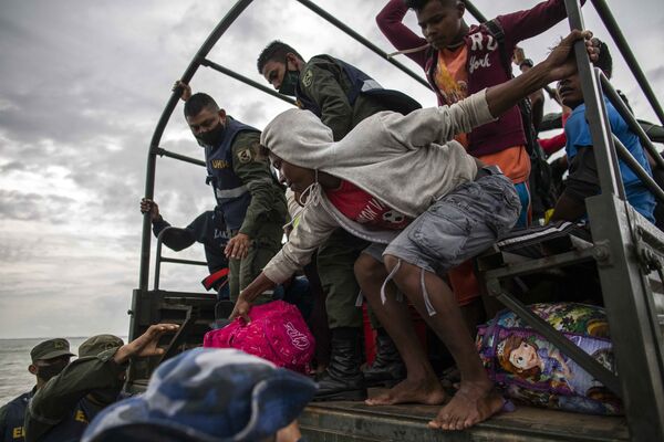 Forças militares navais ajudam a evacuar pessoas na Nicarágua. - Sputnik Brasil