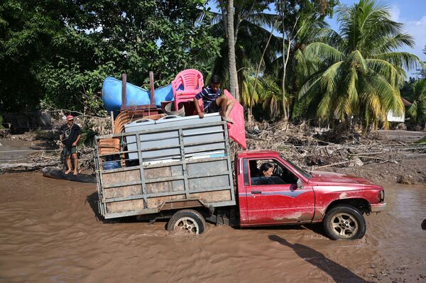 Trabalhadores em campos de banana são evacuados antes da chegada do furacão Iota em Honduras. - Sputnik Brasil