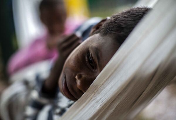 Criança evacuada descansa em rede de abrigo em Bilwi, Nicarágua. - Sputnik Brasil
