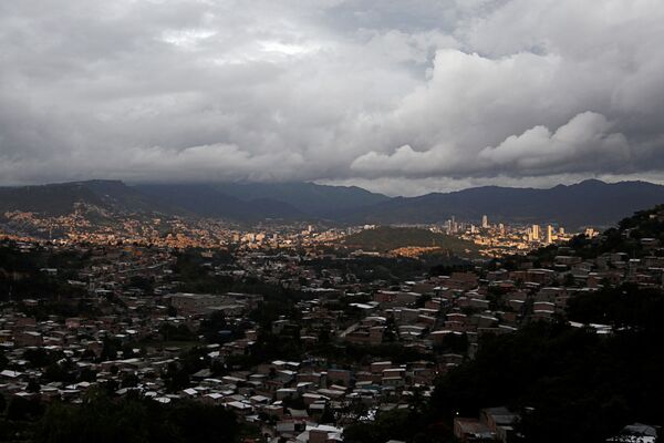 Nuvens de tempestade são vistas antes da chegada do furacão Iota em Tegucigalpa, capital de Honduras. - Sputnik Brasil