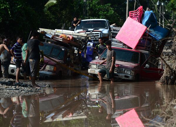 Trabalhadores em estrada inundada durante evacuação por causa do furacão Iota, El Progreso, Honduras. - Sputnik Brasil