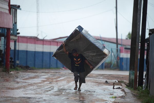 Homem carrega colchão para abrigo enquanto o furacão Iota se aproxima de Puerto Cabezas, Nicarágua, 16 de novembro 2020. - Sputnik Brasil