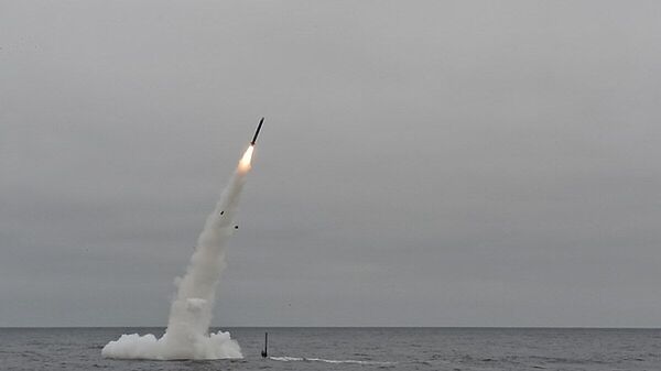 Submarino Annapolis da Marinha dos EUA dispara míssil Maritime Strike Tomahawk (MST) - Sputnik Brasil
