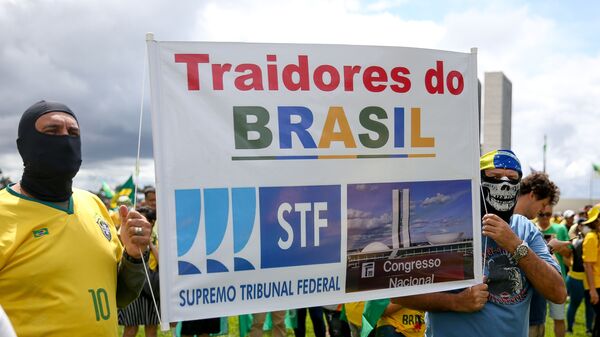 Apoiadores do presidente Jair Bolsonaro fazem protesto em defesa do governo e contra o STF e o Congresso na Esplanada dos Ministérios, em Brasília. - Sputnik Brasil