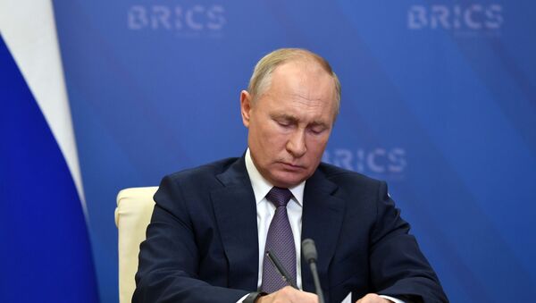 Presidente da Rússia, Vladimir Putin, durante debate na XII Cúpula de Chefes de Estado do BRICS, celebrada via videoconferência, 17 de novembro de 2020 - Sputnik Brasil