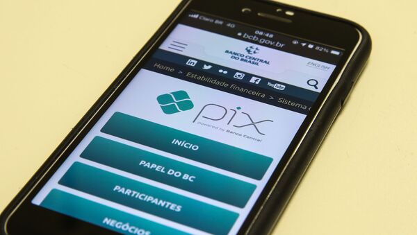 Aplicativo do sistema de pagamento e transação financeira PIX em tela de celular - Sputnik Brasil