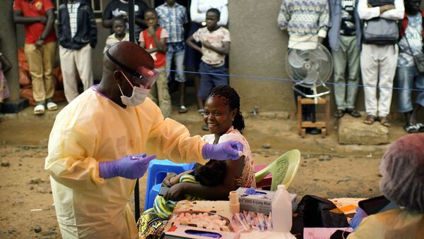 Enfermeiro vacina bebê contra o vírus ebola em Beni, na República Democrática do Congo - Sputnik Brasil