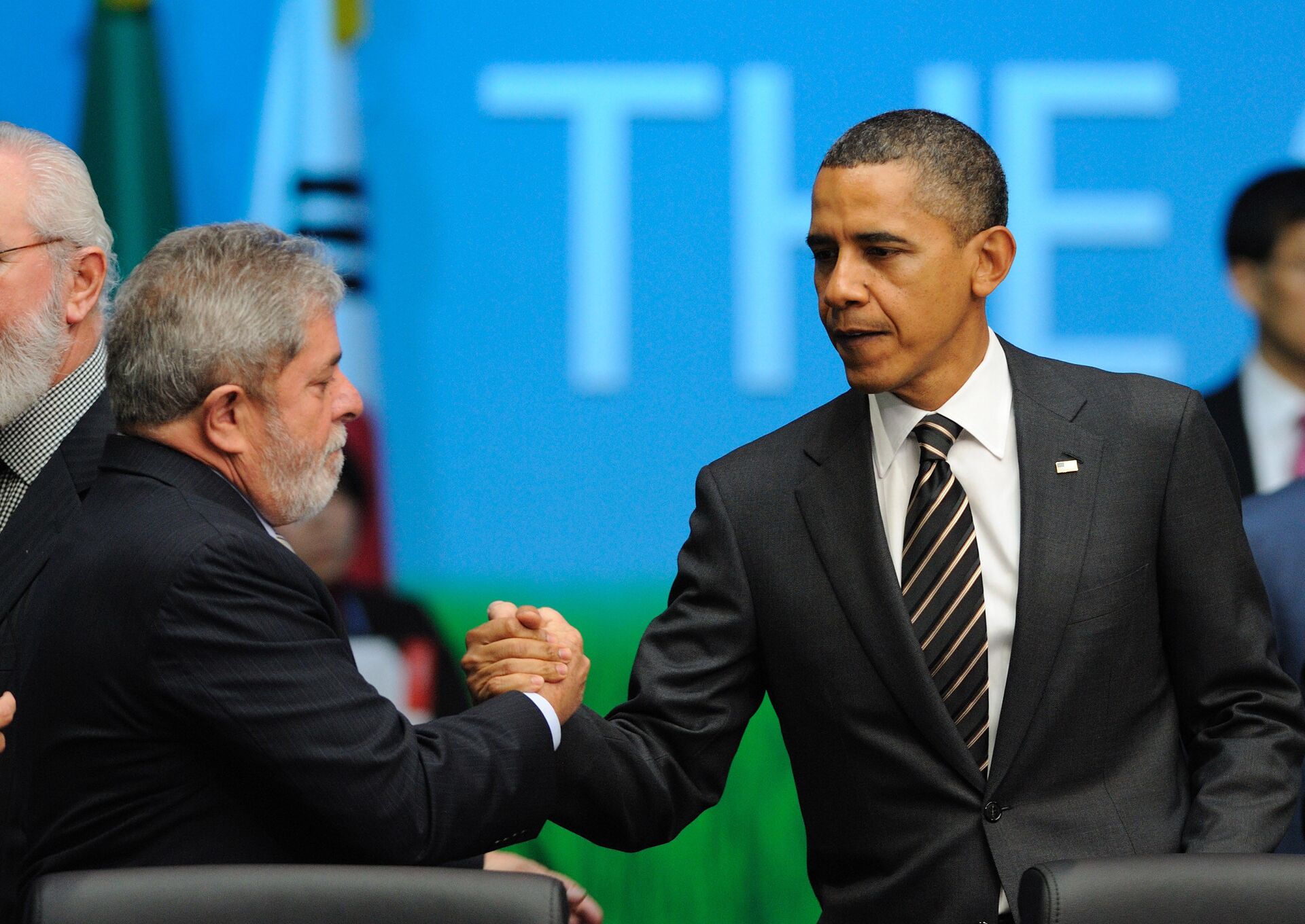 Os então presidentes de Brasil e EUA, Luiz Inácio Lula da Silva e Barack Obama, se cumprimentam durante encontro do G20 na Coreia do Sul (arquivo) - Sputnik Brasil, 1920, 26.01.2022