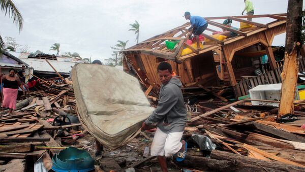 Morador recupera colchão após ter a casa destruída pela tempestade Iota em Puerto Cabezas, Nicarágua. - Sputnik Brasil
