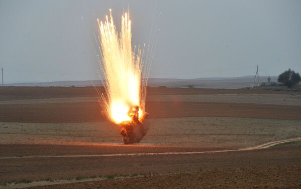 Destruição de munição de fósforo pelos funcionários da Agência Nacional de Desminagem de Territórios do Azerbaijão (ANAMA). - Sputnik Brasil
