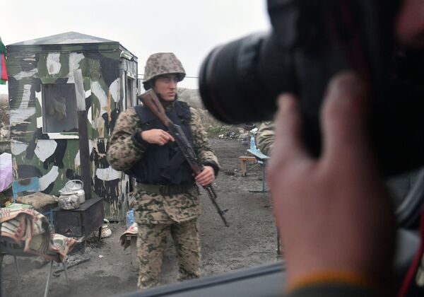Militar no posto de controle no distrito de Fizuli, Azerbaijão. - Sputnik Brasil
