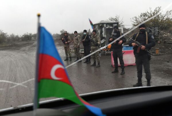 Soldados no posto de controle no distrito de Fizuli, Azerbaijão. - Sputnik Brasil