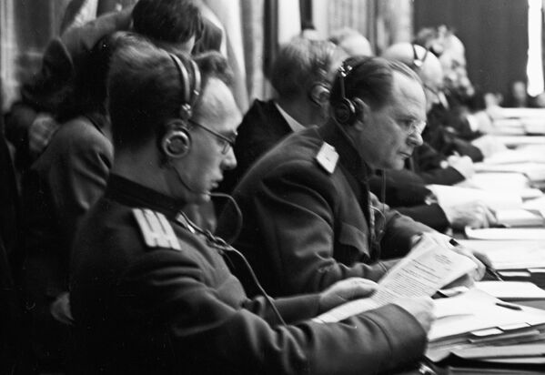 Membros do Tribunal Militar Internacional representando a URSS: tenente-coronel Aleksandr Volchkov (à esquerda) e major-general da Justiça Iona Nikitchenko na sala do julgamento durante os julgamentos de Nuremberg - Sputnik Brasil