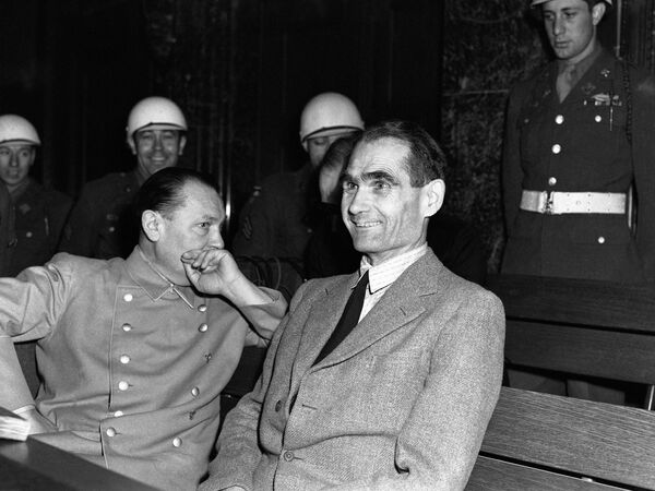 Rudolf Hess não conseguiu conter risada em uma das etapas do julgamento no Palácio da Justiça em Nuremberg em 30 de novembro de 1945. Hermann Goring olha para ele - Sputnik Brasil
