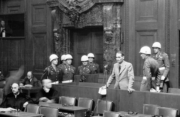 Acusado Rudolf Hess, assessor de Hitler na liderança do partido nazista, lê ao Tribunal sua declaração de que ele não simularia mais insanidade como tinha feito antes. Hess foi condenado a prisão perpétua. Mais tarde, a forças da direita na Alemanha exigiram por muitas vezes que fosse perdoado, mais as potências vencedoras recusaram reduzir a pena. Em 17 de agosto de 1987, Hess foi encontrado enforcado no território da prisão - Sputnik Brasil