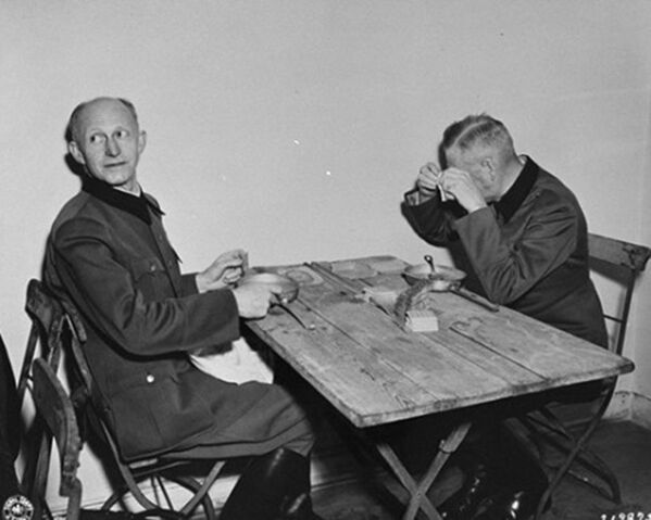 Generais Alfred Jodl e Wilhelm Keitel na cantina do tribunal - Sputnik Brasil