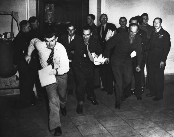 Repórteres militares correm para o telefone em 1º de outubro de 1946 para informar das notícias sobre o veredicto do Julgamento da História - Sputnik Brasil