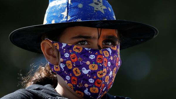 Garota com máscara e chapéu de bruxa para Halloween - Sputnik Brasil