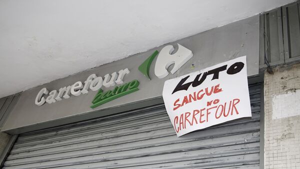 Manifestação na porta de mercado da rede Carrefour. - Sputnik Brasil