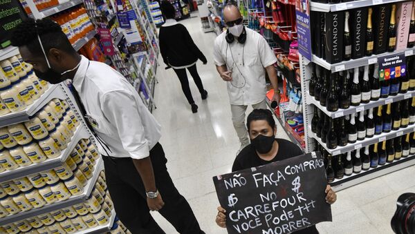 Manifestantes protestam diante do Carrefour em Brasília, contra o assassinato de João Alberto Silveira Freitas, um homem negro de 40 anos, que foi espancado até a morte por dois seguranças brancos numa loja da rede em Porto Alegre (RS). - Sputnik Brasil