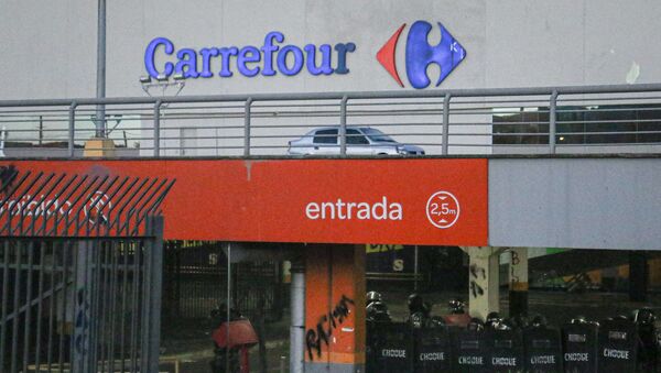Supermercado da rede Carrefour onde João Alberto Silveira Freitas, homem negro de 40 anos, foi espancado até a morte por dois seguranças do local. - Sputnik Brasil