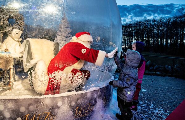 Papai Noel fala com crianças em uma bolha gigante no zoológico em Aalborg, Dinamarca - Sputnik Brasil