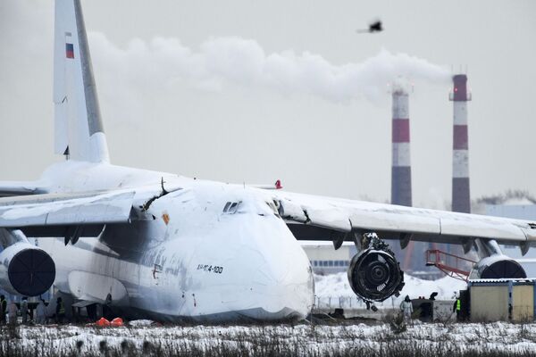 Avião de carga An-124 sai para fora da pista no aeroporto internacional de Tolmachevo, Novosibirsk - Sputnik Brasil