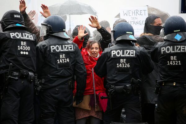 Manifestantes em frente a cordão policial durante um protesto contra as restrições governamentais associadas com o novo coronavírus, em Berlim, Alemanha
 - Sputnik Brasil