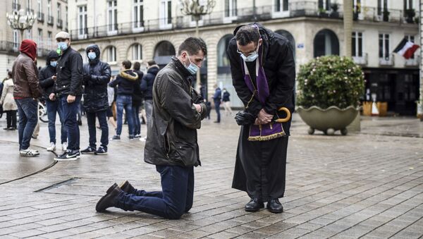 Um crente faz confissão perante um sacerdote em plena rua em Nantes, França - Sputnik Brasil