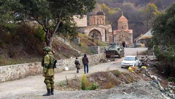 Soldado das forças de paz da Rússia perto do mosteiro Dadivank em Nagorno-Karabakh - Sputnik Brasil
